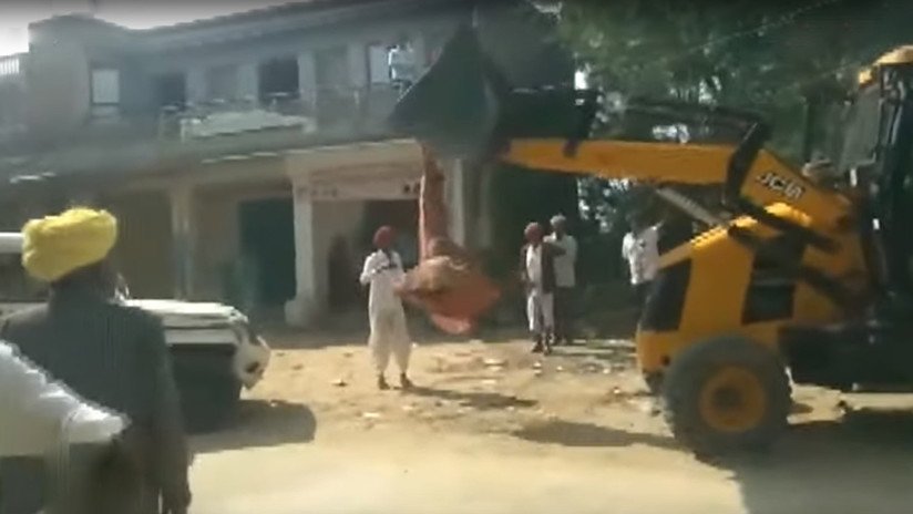 VIDEO: Una anciana vence a una excavadora en la India