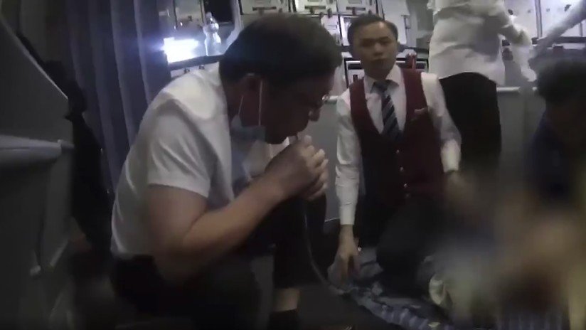 VIDEO: Un cirujano improvisa un catéter y le salva la vida a un pasajero en pleno vuelo