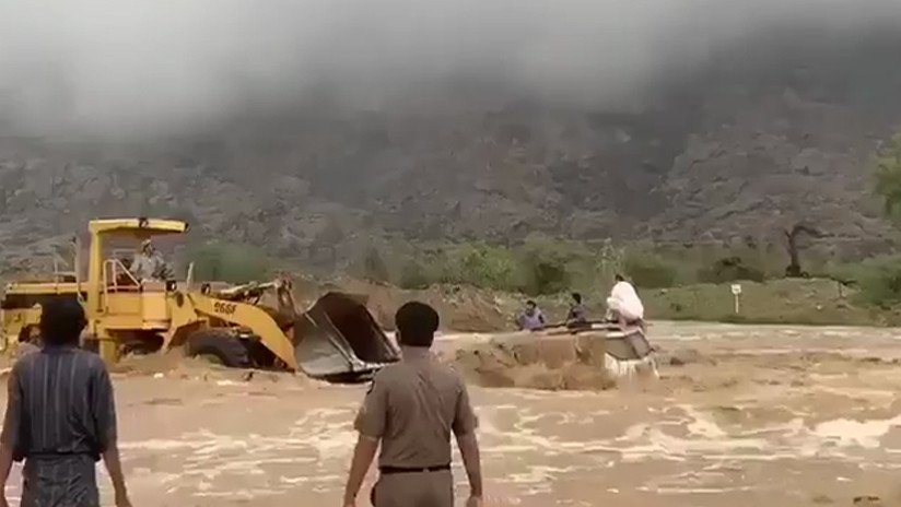 VIDEO: Un hombre rescata con un buldócer a tres personas de una inundación