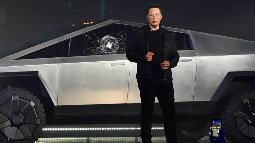 VIDEO: Elon Musk muestra una prueba del vidrio de la Cybertruck para probar que no debería haberse roto en plena presentación