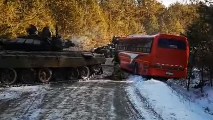 VIDEO: Un tanque remolca a un autobús a punto de desbarrancar en una carretera helada de Rusia