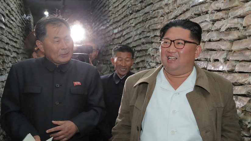 Publican una foto de Kim Jong-un riéndose rodeado por una multitud de mujeres militares que lloran
