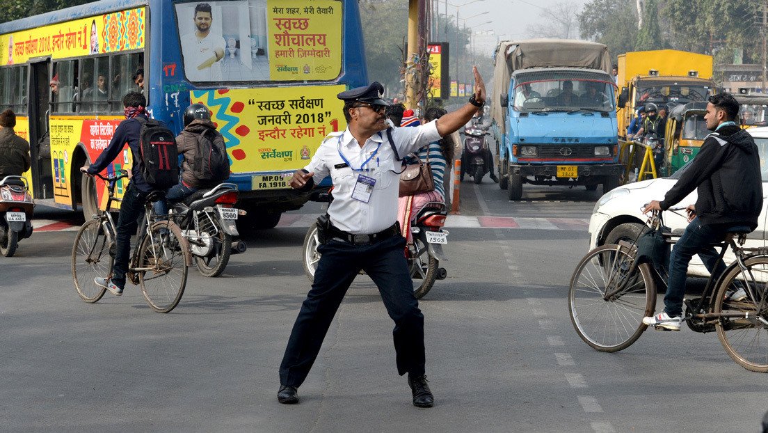A golpes y patadas: El policía vial indio que conquistó a la Red con sus simpáticos bailes pierde los estribos con un infractor (VIDEO)