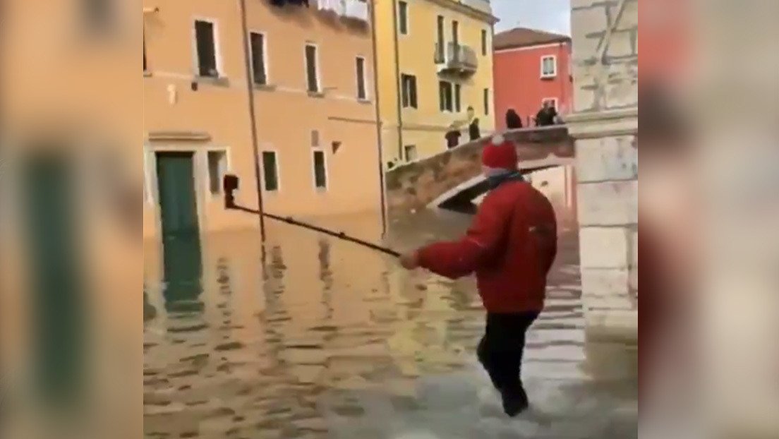 VIDEO: Un hombre disfrazado de Papá Noel se graba en la Venecia inundada y termina mal
