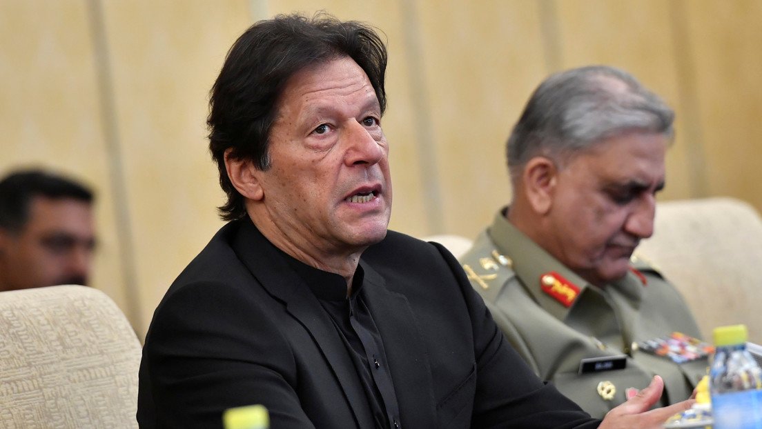 El primer ministro de Pakistán es blanco de burlas tras asegurar que "los árboles producen oxígeno por la noche"