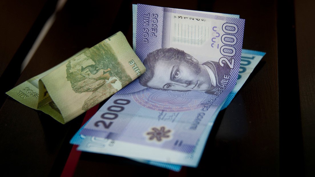 El peso chileno alcanza el mínimo histórico de 812 por dólar