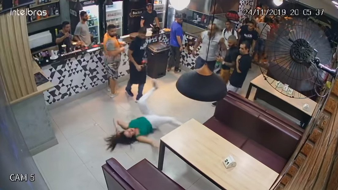 VIDEO: Dos hombres atacan a una mujer en un bar porque su mesa estaba demasiado cerca de ellos