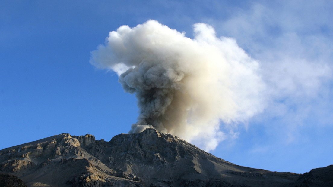 VIDEO: Registran explosiones con emisiones de ceniza generadas por un volcán en el sur de Perú