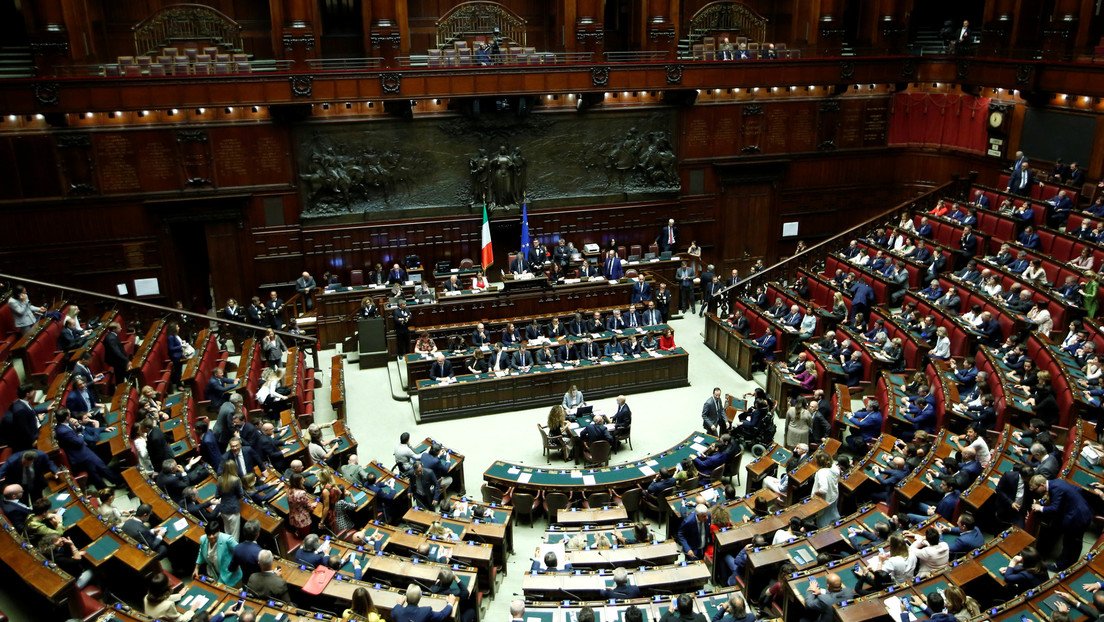 VIDEO: Un diputado italiano propone matrimonio a su novia en plena sesión del Parlamento