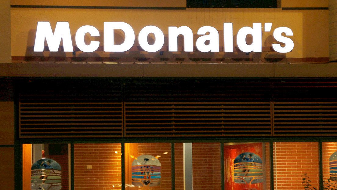 VIDEO: Un vigilante de seguridad de McDonald's patea en la cara a un chico que estaba tumbado en la calle