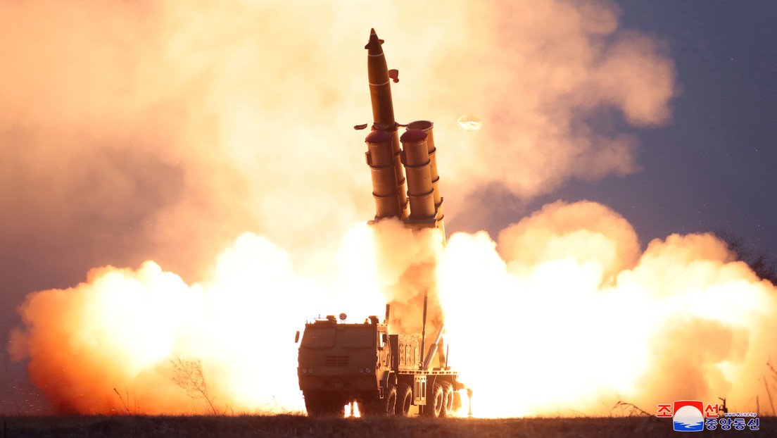 Corea del Norte prueba con éxito un lanzacohetes múltiple "súper grande"