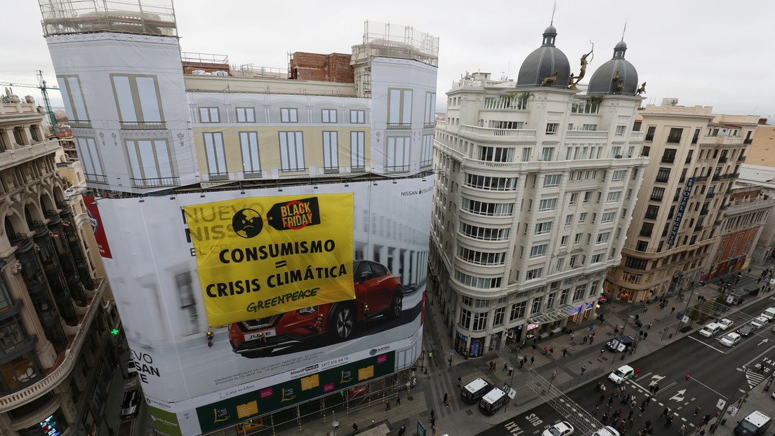 Greenpeace protesta contra el 'Black Friday' con una pancarta en el centro de Madrid