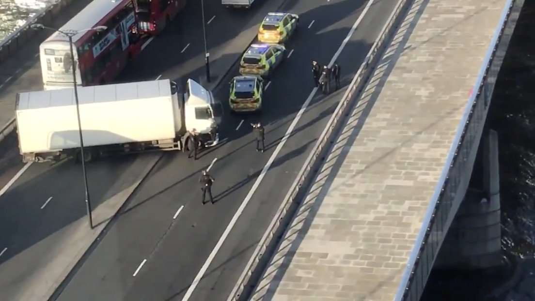 Un hombre con un chaleco explosivo falso mata a dos personas a cuchilladas en el Puente de Londres