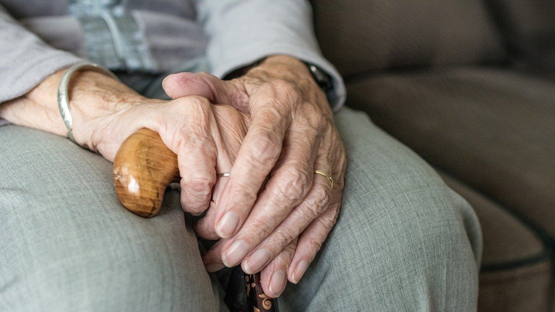 Golpes y agua hirviendo: Una cámara oculta graba los maltratos sufridos por una mujer de 94 años a manos de sus cuidadoras