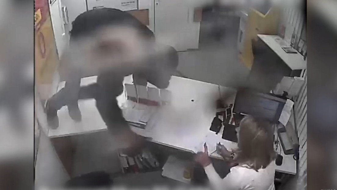 VIDEO: Una empleada planta cara a un atracador, lo desarma y lo expulsa 'a gritos'