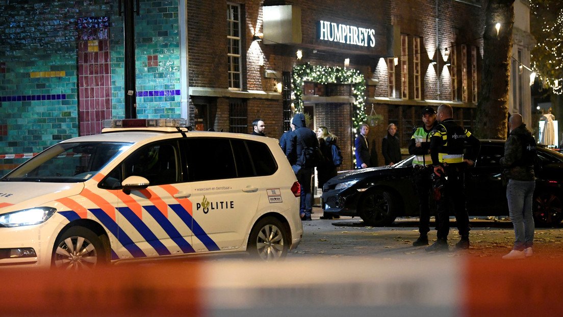 VIDEOS: Gente huye despavorida por la calle comercial en La Haya donde un atacante hirió a tres personas con arma blanca