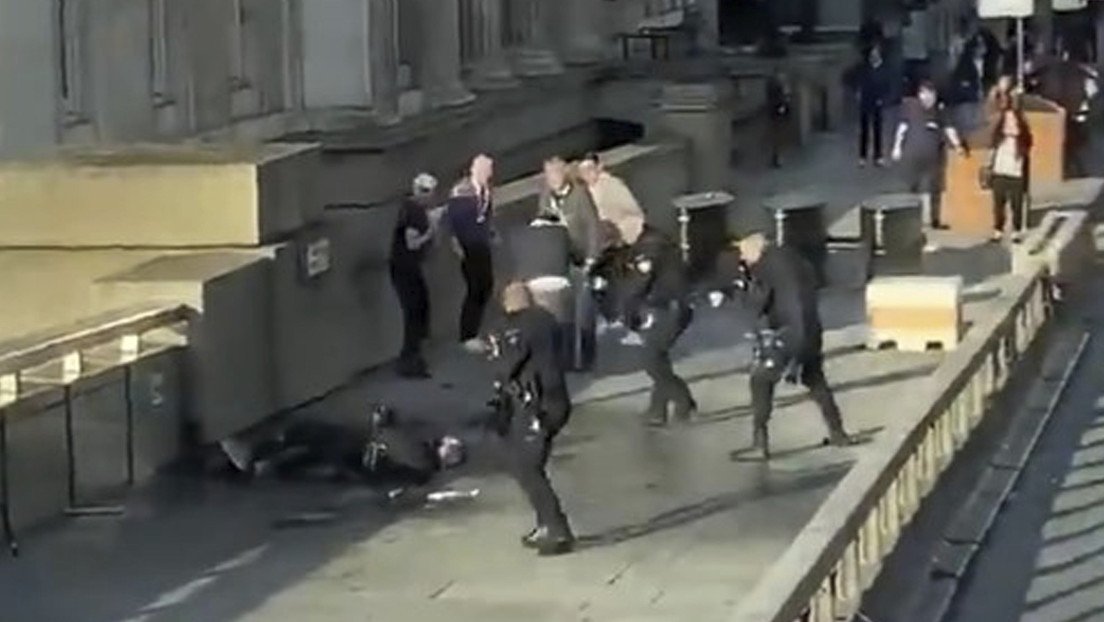 VIDEO: Testigos enfrentaron al atacante de Londres con el colmillo de un animal marino y un extintor
