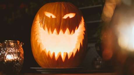 VIDEO: Elon Musk 'mata' una calabaza para probar la resistencia de los paneles solares de Tesla