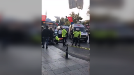 13 heridos luego que un bus embistiera contra una parada en Estambul y su chófer atacara con cuchillo a los que impedían que huyera (VIDEO)