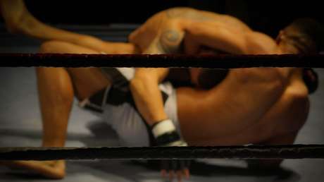 VIDEO: Campeón de Muay Thai noquea a un medallista olímpico con una brutal patada a la cabeza en un combate de MMA