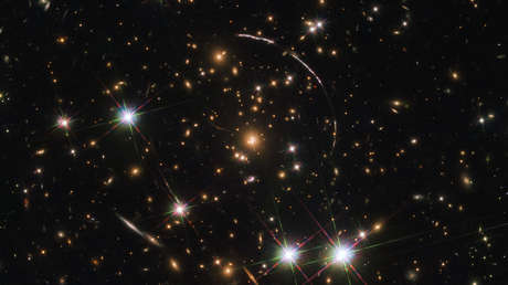 Telescopio Hubble capta 12 duplicados de una galaxia lejana debido a un efecto de distorsión