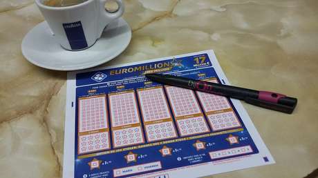 Una mujer descubre que ganó más de un millón de dólares en la lotería minutos después de saber que venció el cáncer