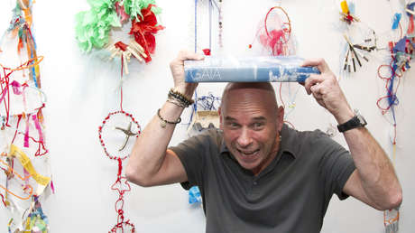 Detienen a uno de los fundadores del Circo del Sol por cultivar marihuana en su isla privada