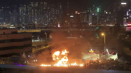 La Policía de Hong Kong irrumpe fuertemente en una universidad tomada por manifestantes