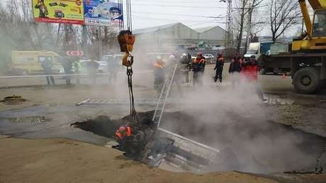 VIDEO: Momento exacto en que un coche con dos pasajeros cae en un agujero con agua hirviendo