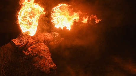 VIDEO: Un toro con bolas de fuego en sus astas corre aterrorizado para el deleite de espectadores en una fiesta en España