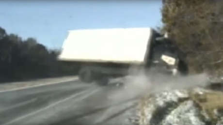 VIDEO: Camión casi aplasta a unos policías tras volcar sobre una carretera congelada