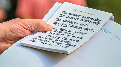 Trump escribe en una nota "no quiero nada, no quiero nada" y en la Red se burlan del texto y lo convierten en canción