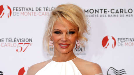 Pamela Anderson insta al primer ministro de Australia a abogar por la liberación del "héroe australiano" Julian Assange