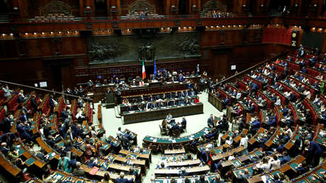 VIDEO: Un diputado italiano propone matrimonio a su novia en plena sesión del Parlamento