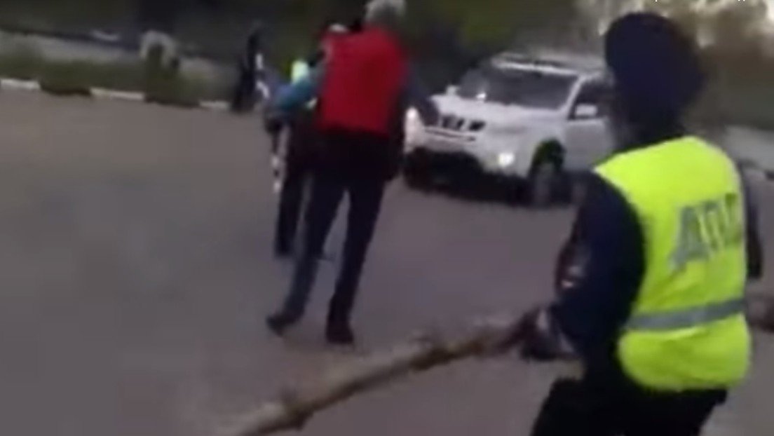 VIDEO: Un policía ruso desarma a un hombre con un tronco de abedul