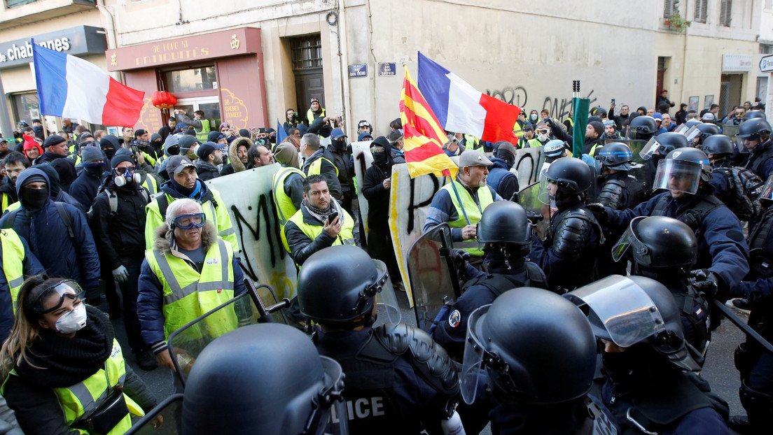 VIDEO: La Policía francesa tira al suelo a una anciana durante un choque con manifestantes en Marsella