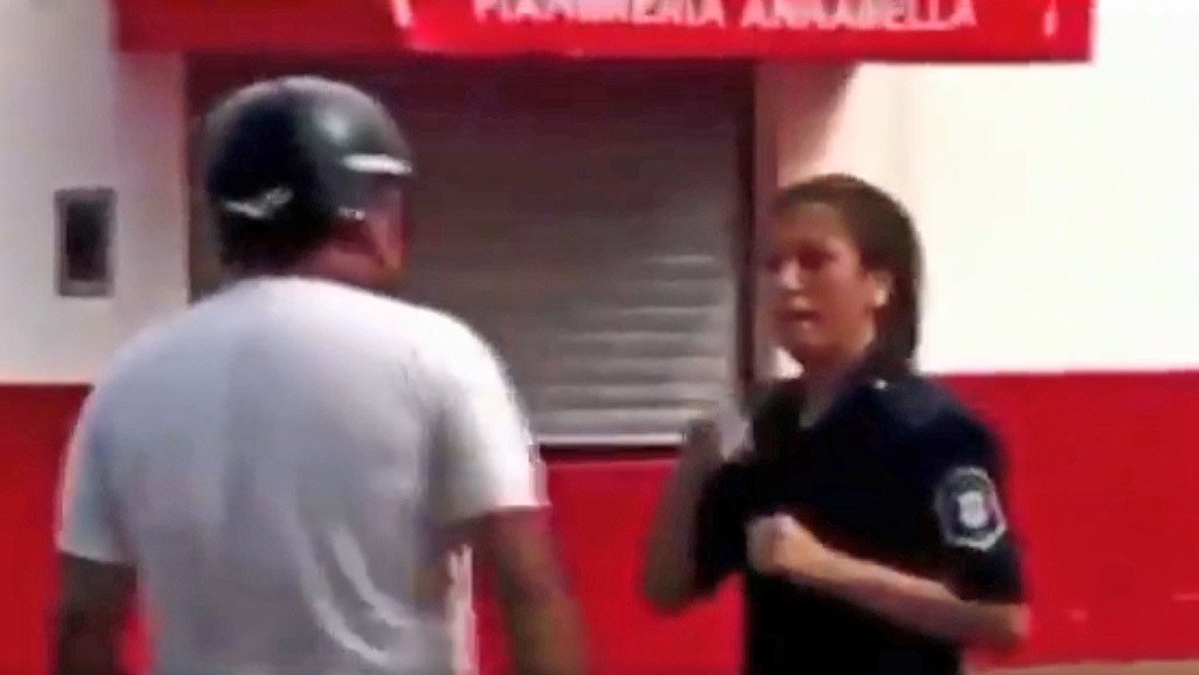 VIDEO: Argentino cachetea a una policía y esta le da una dura respuesta