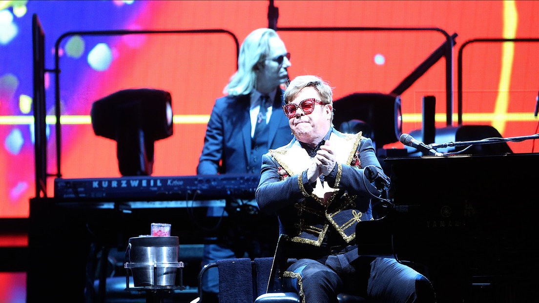 "¡Déjenla en paz, imbéciles!": Elton John insulta a los guardias de seguridad de su concierto por intentar echar a una mujer del público (VIDEO)