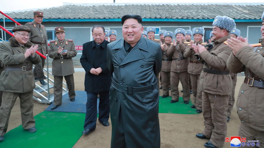 ¿Pretende crear un estilo 'independiente'? Kim Jong-un sorprende con un atuendo atípico durante una prueba de misiles