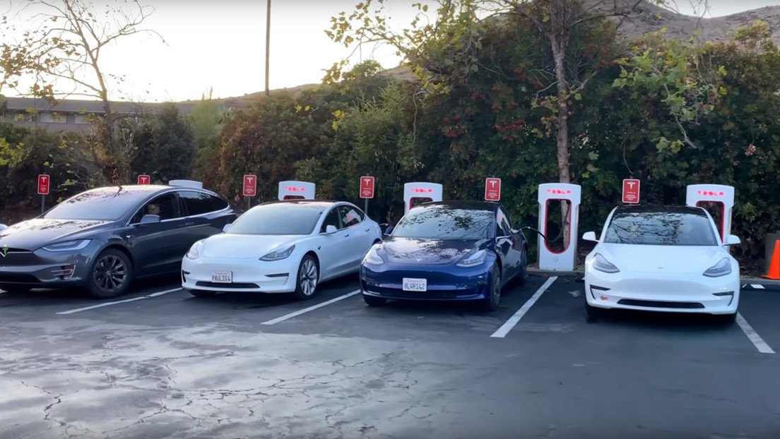 Un video muestra "el principal problema" de las estaciones de carga rápida de Tesla