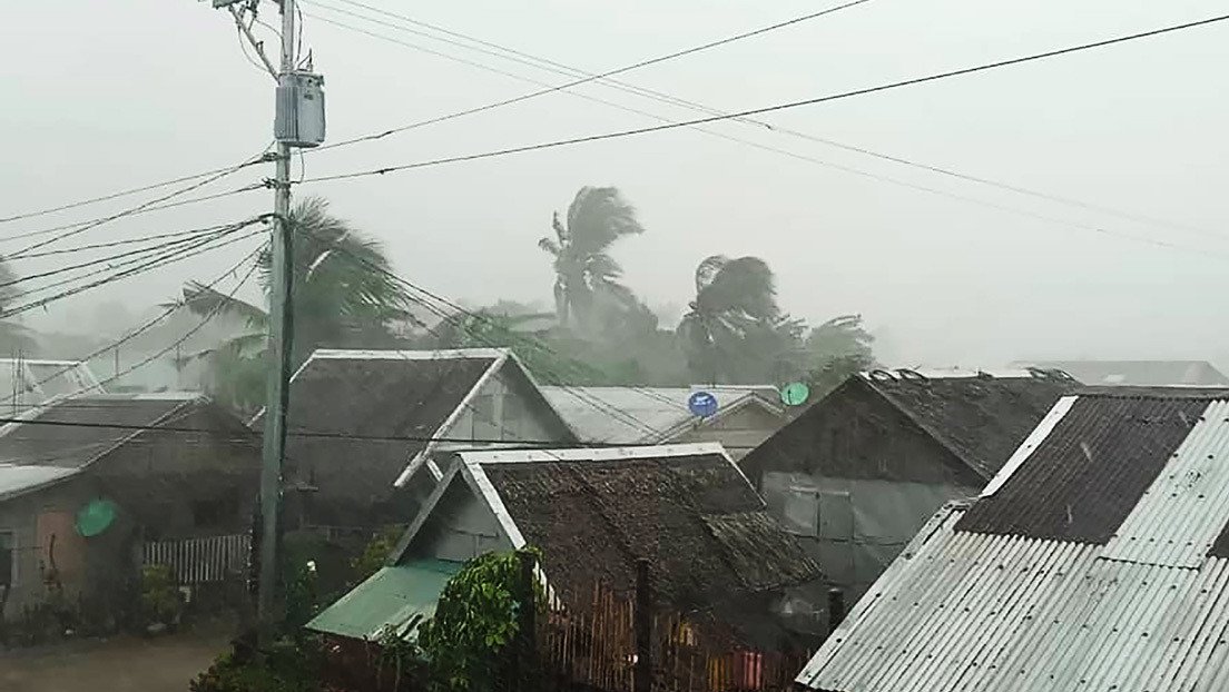 La llegada a Filipinas del tifón Tisoy causa la evacuación de más de 200.000 personas y la cancelación de más de 100 vuelos