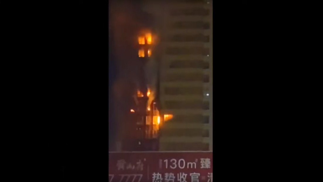 VIDEO: Se incendia un edificio residencial de 25 pisos en China