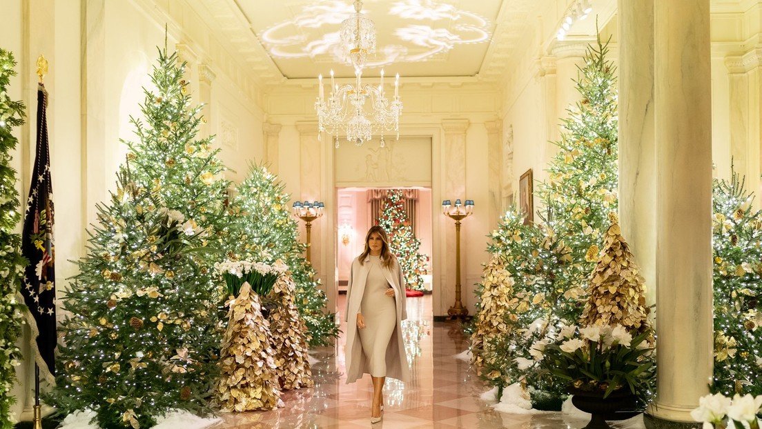 VIDEO: Melania Trump muestra las decoraciones de Navidad en la Casa Blanca (y este año no parecen a sacadas de 'El Resplandor')