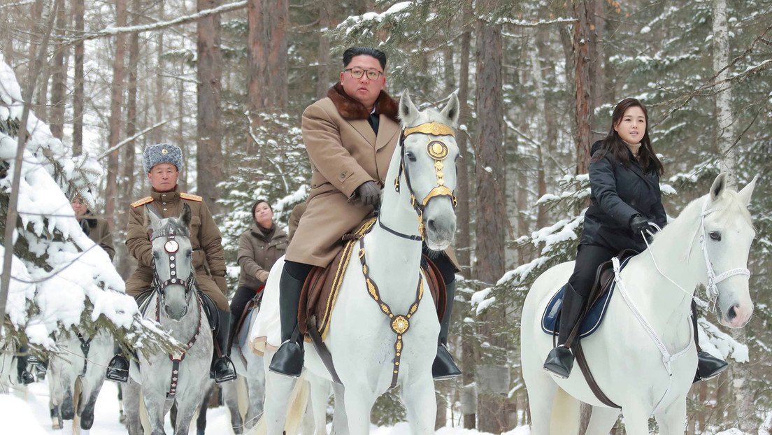 FOTOS: Kim Jong-un vuelve a visitar un monte "sagrado de la revolución" a lomos de un caballo blanco
