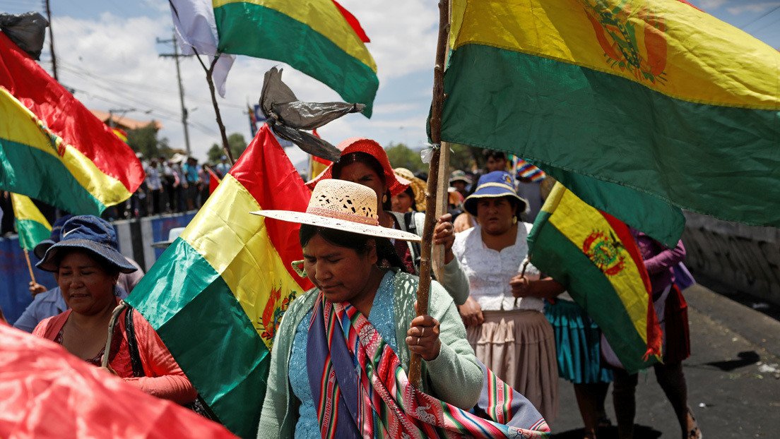 Esposas de policías bolivianos hacen vigilia para exigir la renuncia del funcionario que investigó la masacre de Sacaba