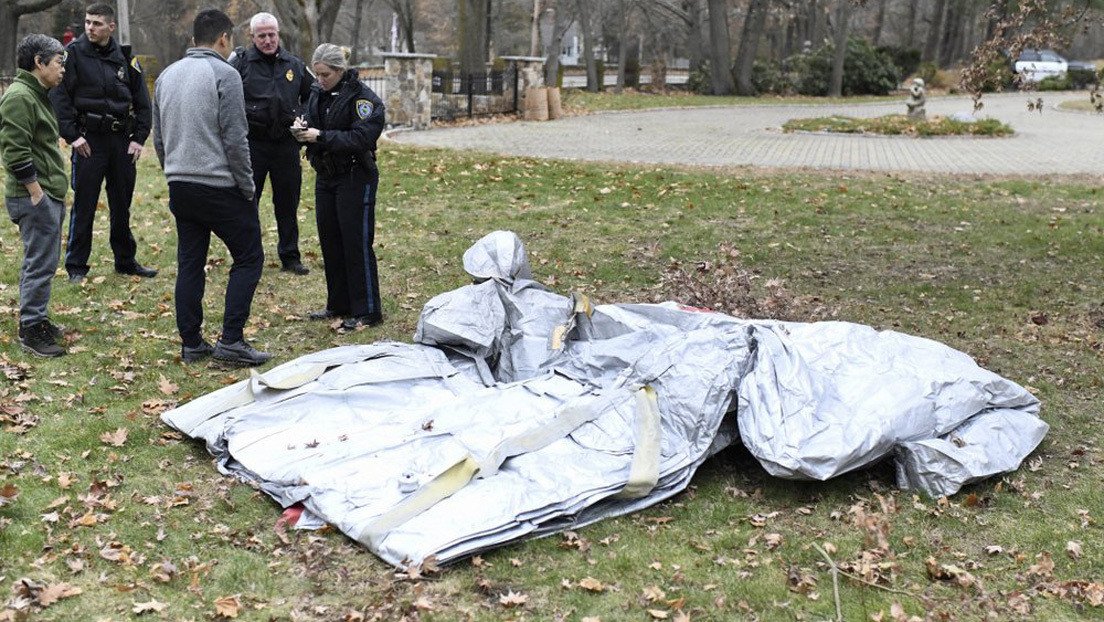 Un tobogán de evacuación inflable se desprende de un avión en pleno vuelo y cae en medio de un vecindario
