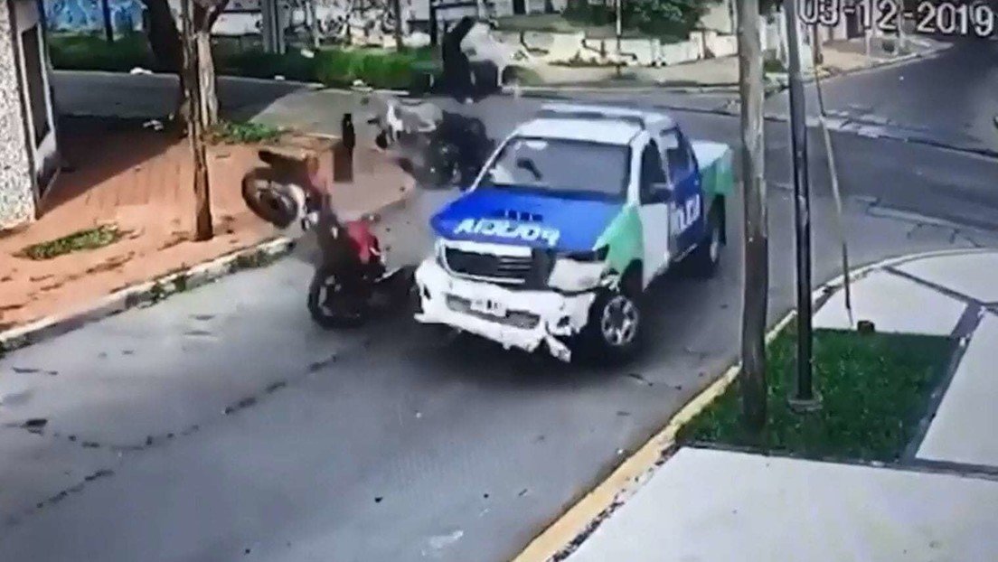 VIDEO: Roban una moto y chocan fatalmente en su fuga contra una patrulla de la Policía