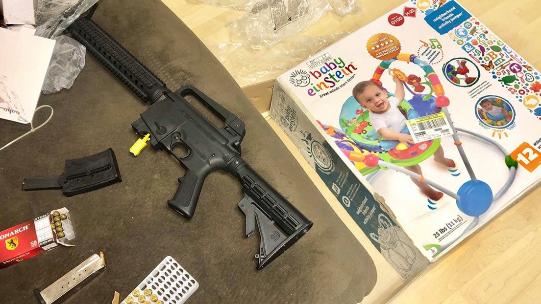 FOTOS: Compra un regalo para bebé y descubren que la caja tiene un rifle semiautomático dentro