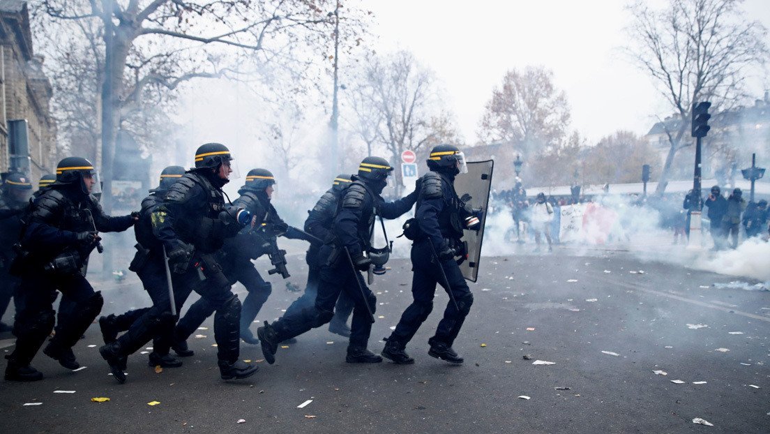 Corresponsal de RT, alcanzada por una granada durante los disturbios en París