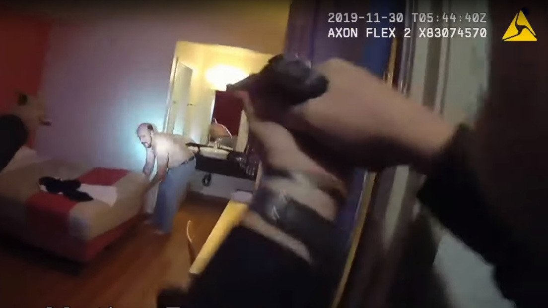 VIDEO: Policía de EE.UU. mata a disparos a un criminal cuando este saca una pistola de debajo del colchón de su cama